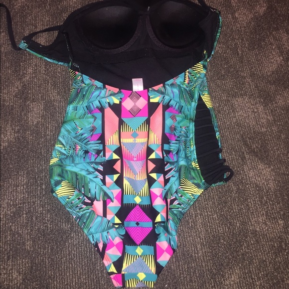 One piece bathing suit - Picture 3 of 3